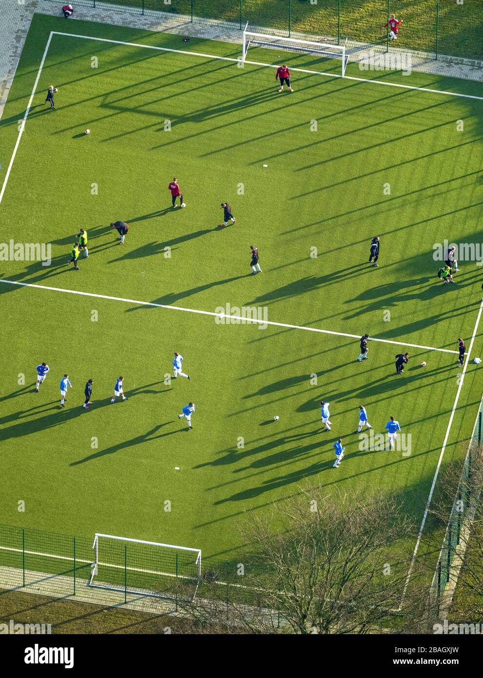 Partita di calcio su un campo artificiale a Dortmund, 19.01.2014, vista aerea, Germania, Renania settentrionale-Vestfalia, Ruhr Area, Dortmund Foto Stock