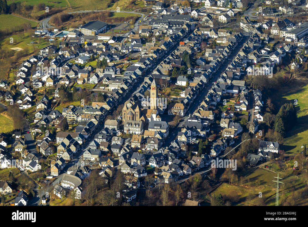 Centro di Schmallenberg con chiesa San Alessandro, 02.02.2014, vista aerea, Germania, Nord Reno-Westfalia, Sauerland, Schmallenberg Foto Stock