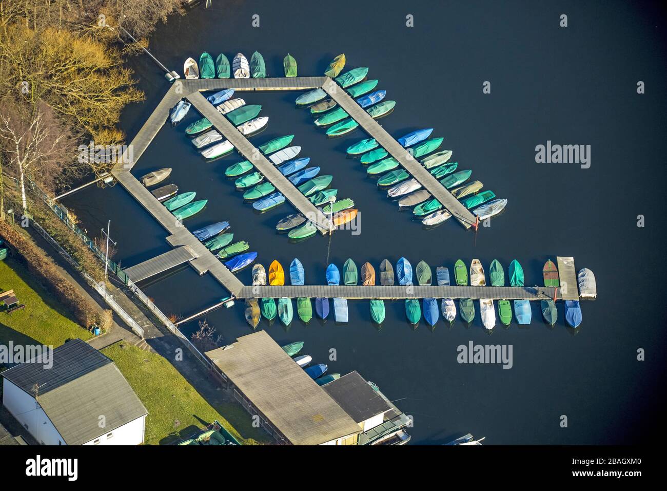 , barca coperta dal molo sulla Masurensee a Duisburg-Wedau, 12.03.2015, vista aerea, Germania, Nord Reno-Westfalia, Ruhr Area, Duisburg Foto Stock