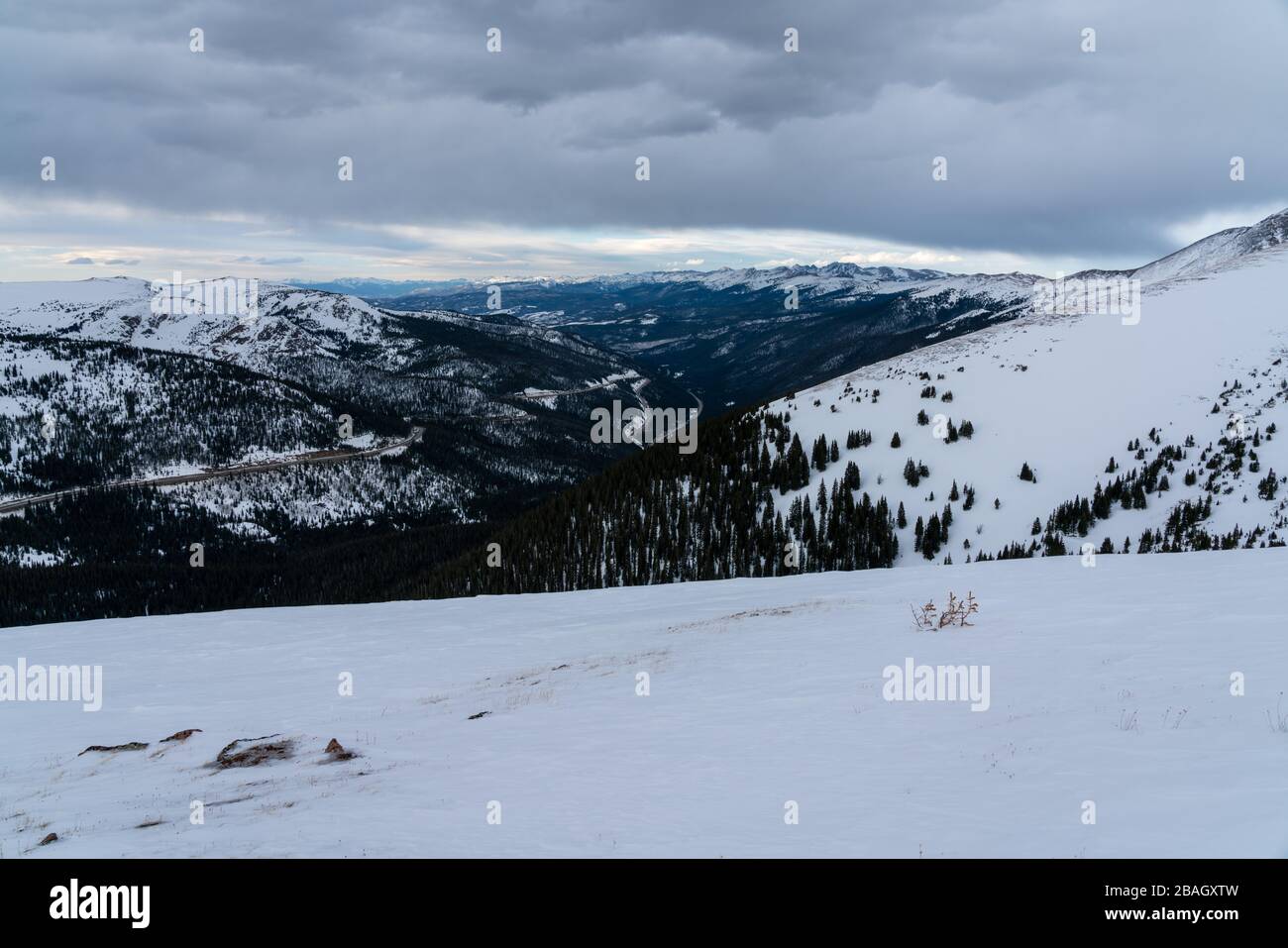 Popolare per escursioni a piedi e sci di fondo/snowboard, Berthoud Pass sulla strada per Winter Park, Colorado Foto Stock