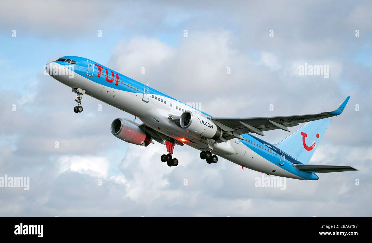 TUI Boeing 757 G-OOBN dopo il decollo dall'aeroporto di Manchester Foto Stock