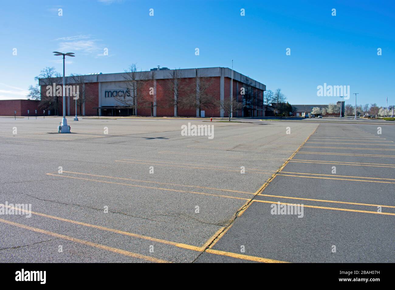 Parcheggio vuoto nel centro commerciale East Brunswick, New Jersey, il venerdì pomeriggio, marzo 27th, 2020, a seguito della chiusura dei negozi dovuta a Covid-19. Foto Stock