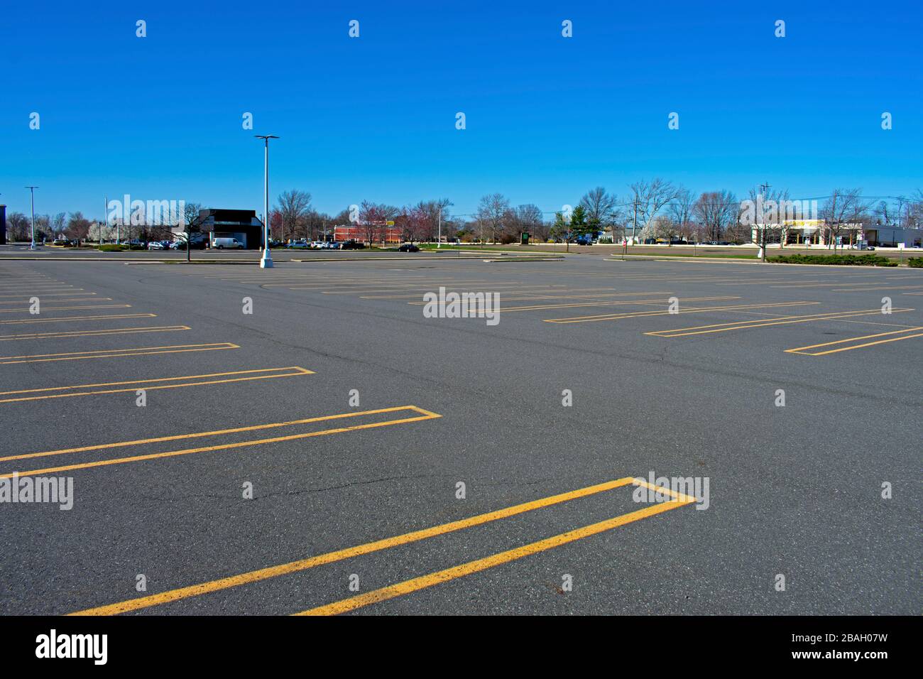 Parcheggio vuoto nel centro commerciale East Brunswick, New Jersey, il venerdì pomeriggio, marzo 27th, 2020, a seguito della chiusura dei negozi dovuta a Covid-19. Foto Stock