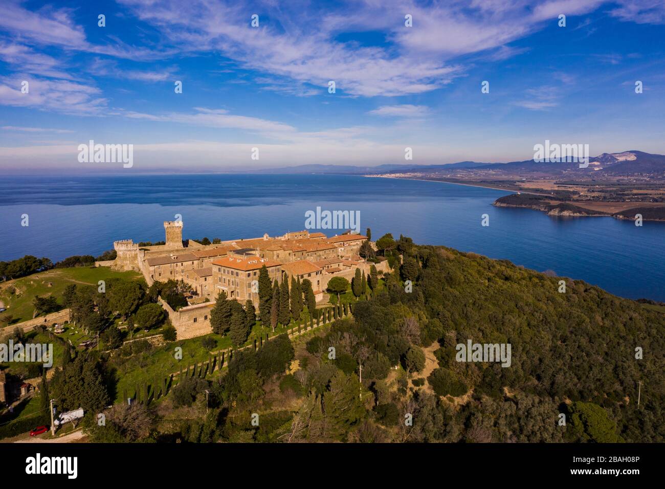 Italia, Piombino, Livorno - questo borgo fortificato è Populonia che domina la collina sul Golfo di Baratti Foto Stock