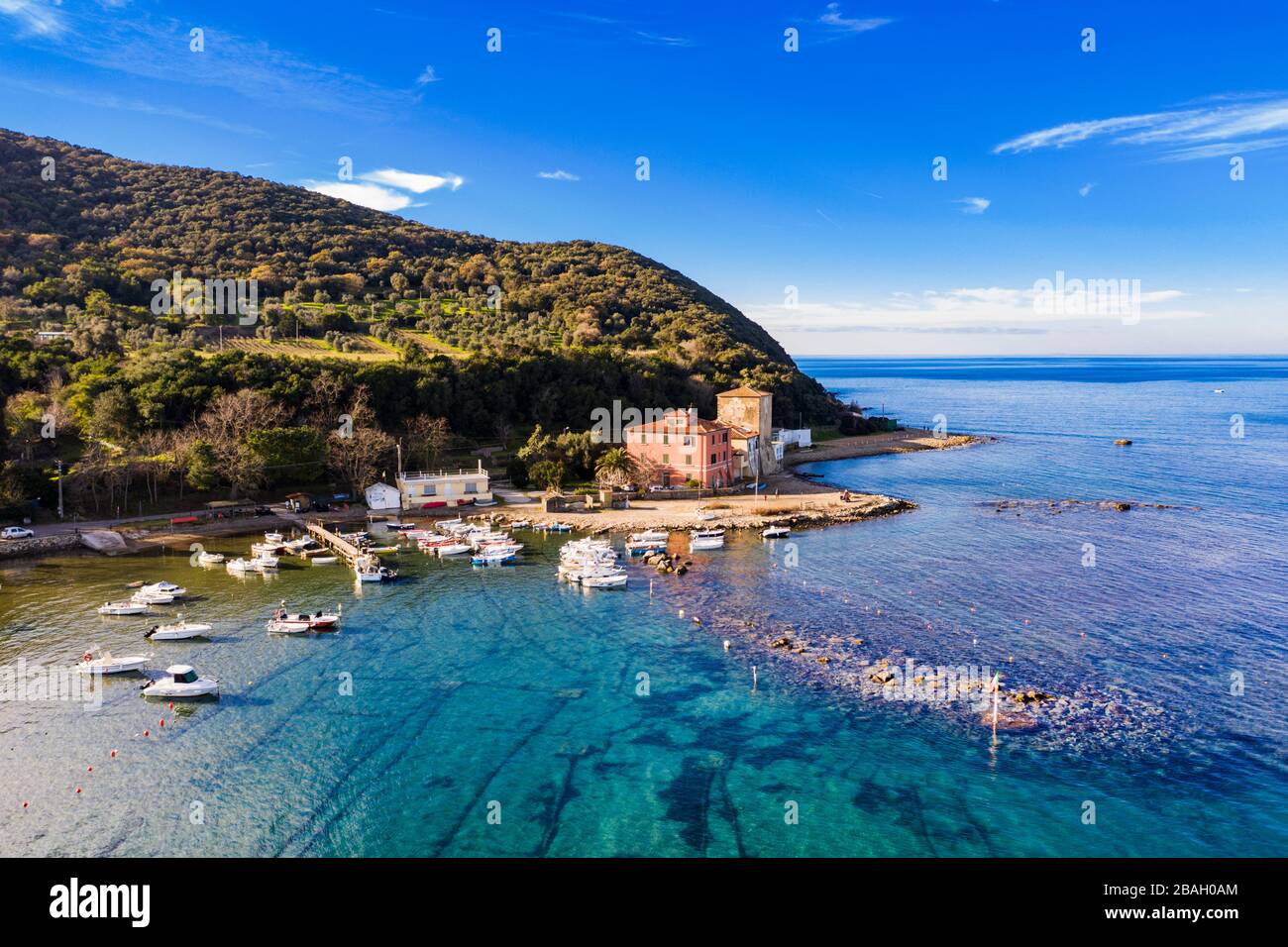 Italia, Piombino, Livorno - questo borgo fortificato è Populonia che domina la collina sul Golfo di Baratti Foto Stock