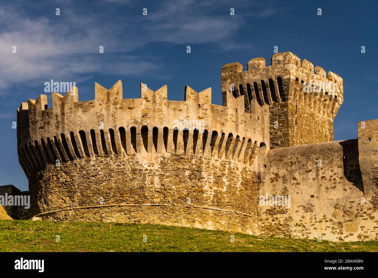 Italia, Piombino, Livorno - questo borgo fortificato è Populonia che domina la collina sul Golfo di Baratti Foto Stock