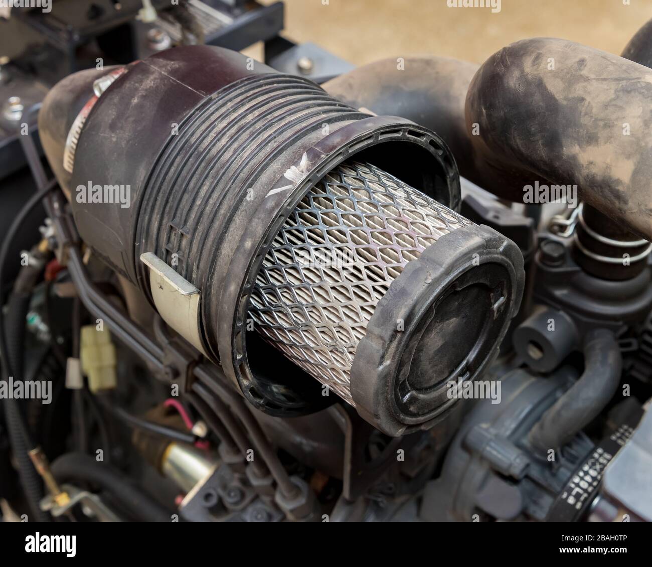 Filtro dell'aria sul motore del trattore per tosaerba diesel. Concetto di manutenzione, manutenzione e riparazione di tosaerba a motore piccolo Foto Stock