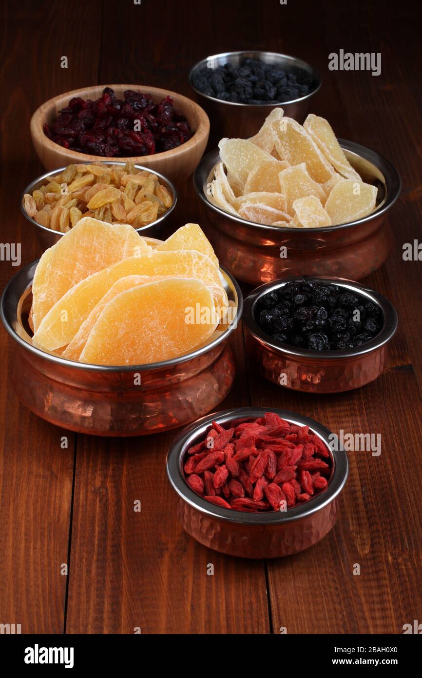 Fette di zenzero candito, pezzi di frutti di mango secchi, mirtilli secchi e frutti di goji, mirtilli secchi, uva passa dorata e blu in piccole dimensioni Foto Stock