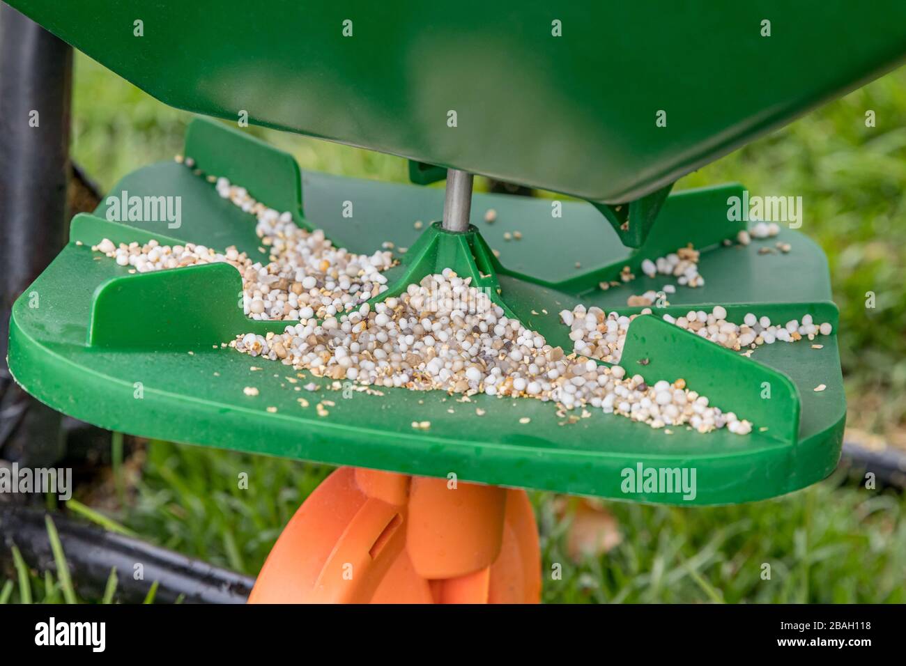 primo piano di spargitore di fertilizzante con granulo di erbicida killer erbaccia, azoto ureico e potassa Foto Stock