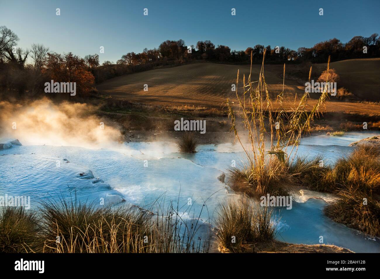 Italia, Toscana, Saturnia, Cascate del Mulino - l'acqua che sgorga dalla sorgente delle Terme di Saturnia e che origina le cascate nasce da un vulcano Foto Stock