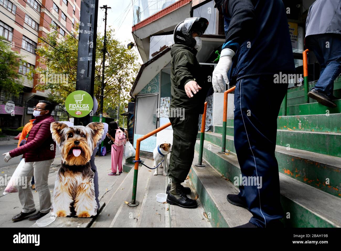 27 marzo 2020, la Paz, la Paz, Bolivia: La Legge d'urgenza (Legge marziale) governa in Bolivia. E' stato annunciato l'isolamento nelle case, con sanzioni da 1 a 10 anni in carcere per coloro che violano questa legge e altre misure. Le forze armate controllano la città e mantengono i checkpoint organizzati strategicamente. La gente ha il diritto di mangiare una volta alla settimana, a seconda dell'ultimo numero sul suo documento d'identità. All'ingresso dei supermercati, le persone, dopo aver presentato il loro documento d'identità, vengono spruzzate con un delicato disinfettante a base di bicarbonato di sodio e limone, poi un altro dipendente prende la loro temperatura e l Foto Stock