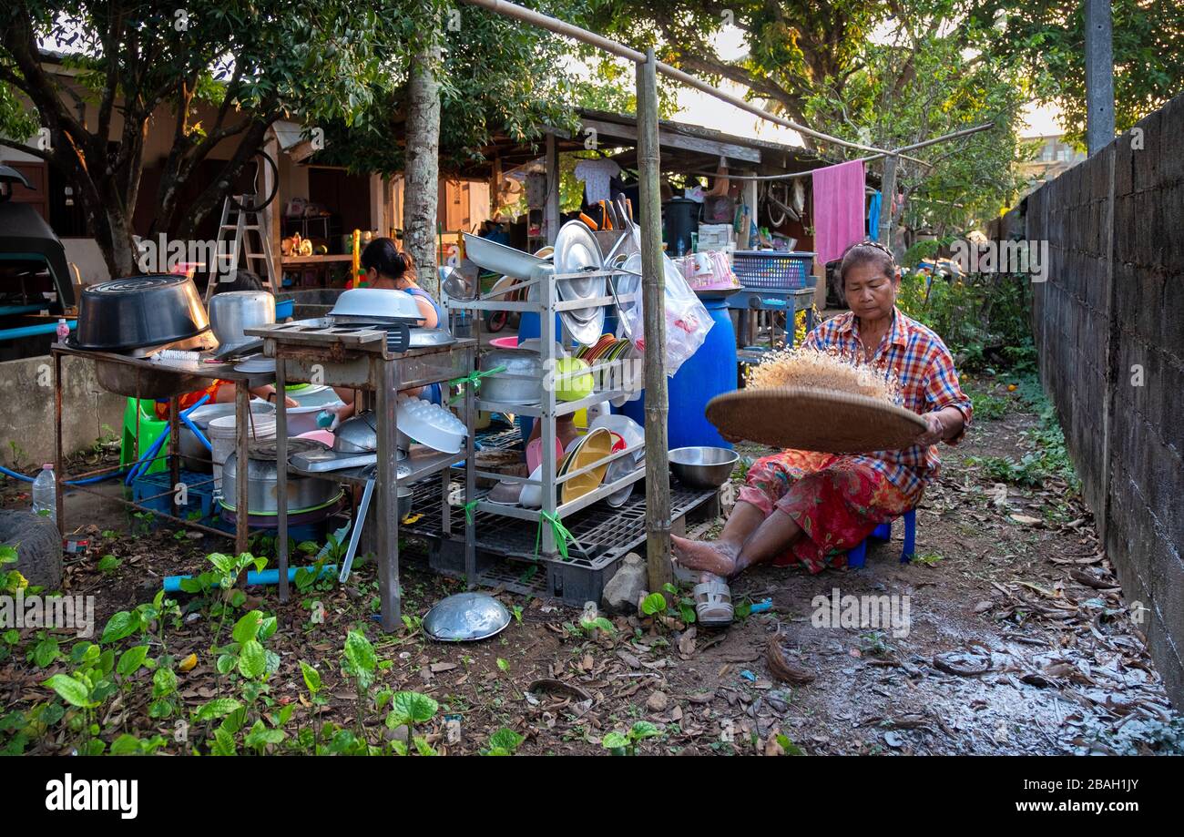 Una donna tailandese si prepara ad alimentare la sua famiglia un piatto di uova rosse. La sua famiglia è in fattoria per evitare lo scoppio del coronavirus a Bangkok. Foto Stock