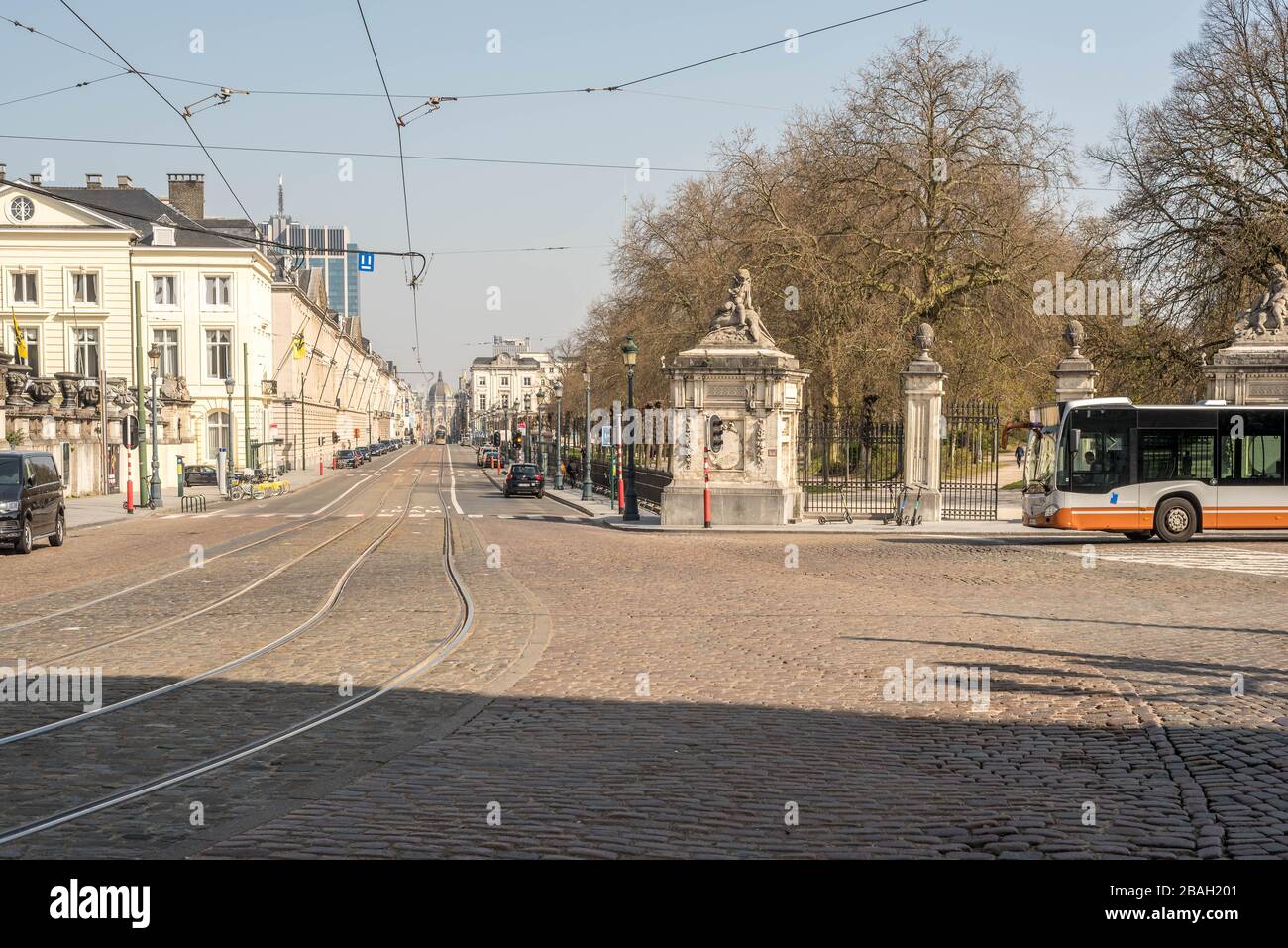 Bruxelles, Belgio. 27 marzo 2020. Immagine illustrativa delle strade vuote di Bruxelles dopo la conferenza a seguito di una riunione del Consiglio di sicurezza nazionale sul coronavirus a Bruxelles.i residenti belgi devono rimanere a casa, le misure corona sono state prorogate fino all'aprile 19 in Belgio, nelle Fiandre, a Bruxelles e in Vallonia.tutti gli altri movimenti non essenziali sono vietati, le riunioni sono vietate, i negozi non essenziali sono chiusi. (Foto di Jonathan Rea/Pacific Press) Credit: Pacific Press Agency/Alamy Live News Foto Stock