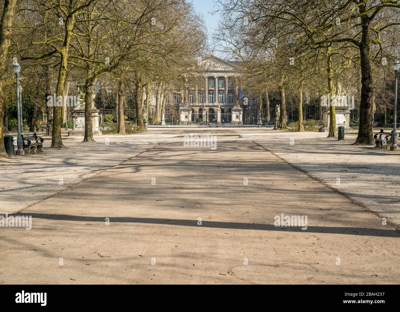 Bruxelles, Belgio. 27 marzo 2020. Immagine illustrativa delle strade vuote di Bruxelles dopo la conferenza a seguito di una riunione del Consiglio di sicurezza nazionale sul coronavirus a Bruxelles.i residenti belgi devono rimanere a casa, le misure corona sono state prorogate fino all'aprile 19 in Belgio, nelle Fiandre, a Bruxelles e in Vallonia.tutti gli altri movimenti non essenziali sono vietati, le riunioni sono vietate, i negozi non essenziali sono chiusi. (Foto di Jonathan Rea/Pacific Press) Credit: Pacific Press Agency/Alamy Live News Foto Stock