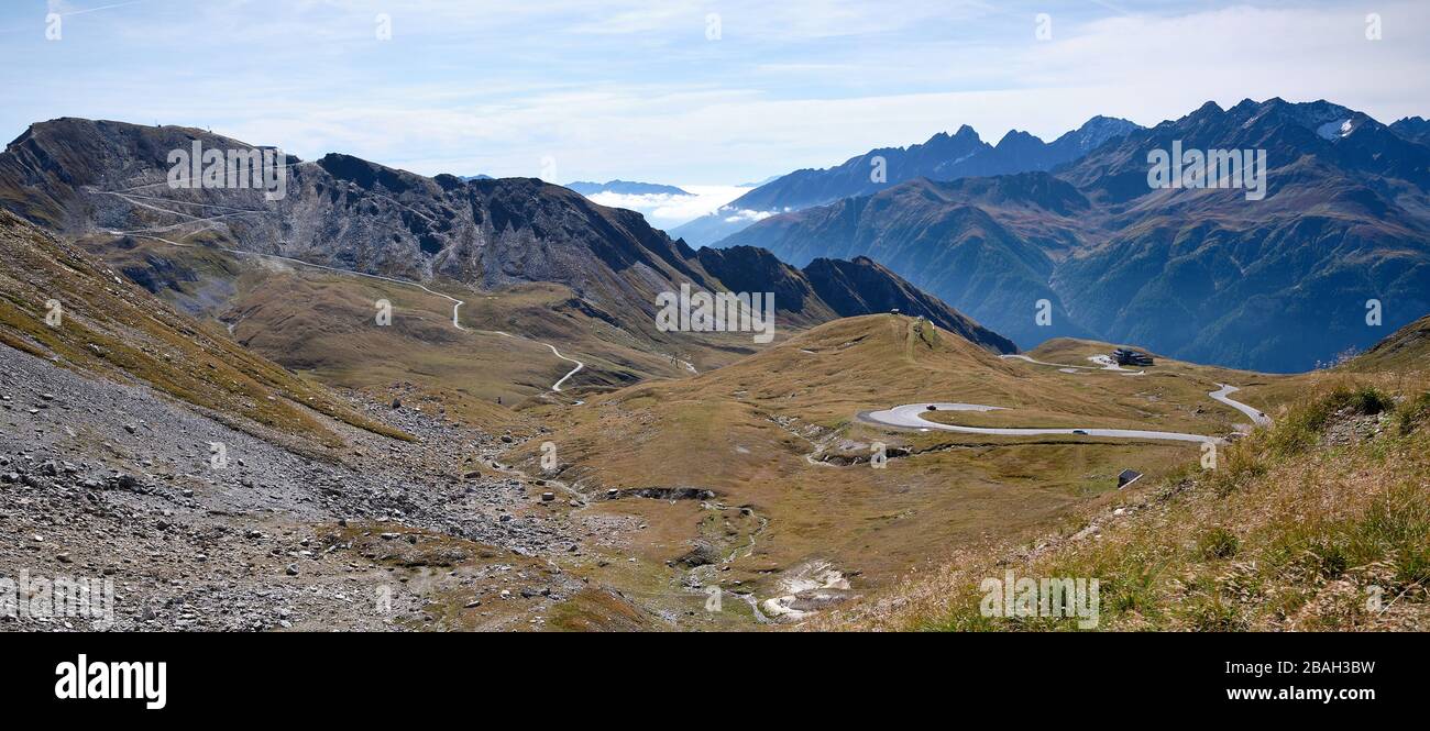 Guardando a sud da Hochtor attraverso pascoli rocciosi alpini a cime di montagna oltre. Strada alpina Grossglockner, Austria Foto Stock