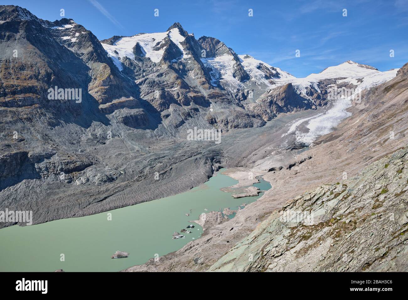 La montagna più alta d'Austria - Grossglocker - dalla fine della strada alpina Grossglockner a Kaiser-Franz-Josef-Hohe. Il più grande ghiacciaio delle Alpi orientali Foto Stock