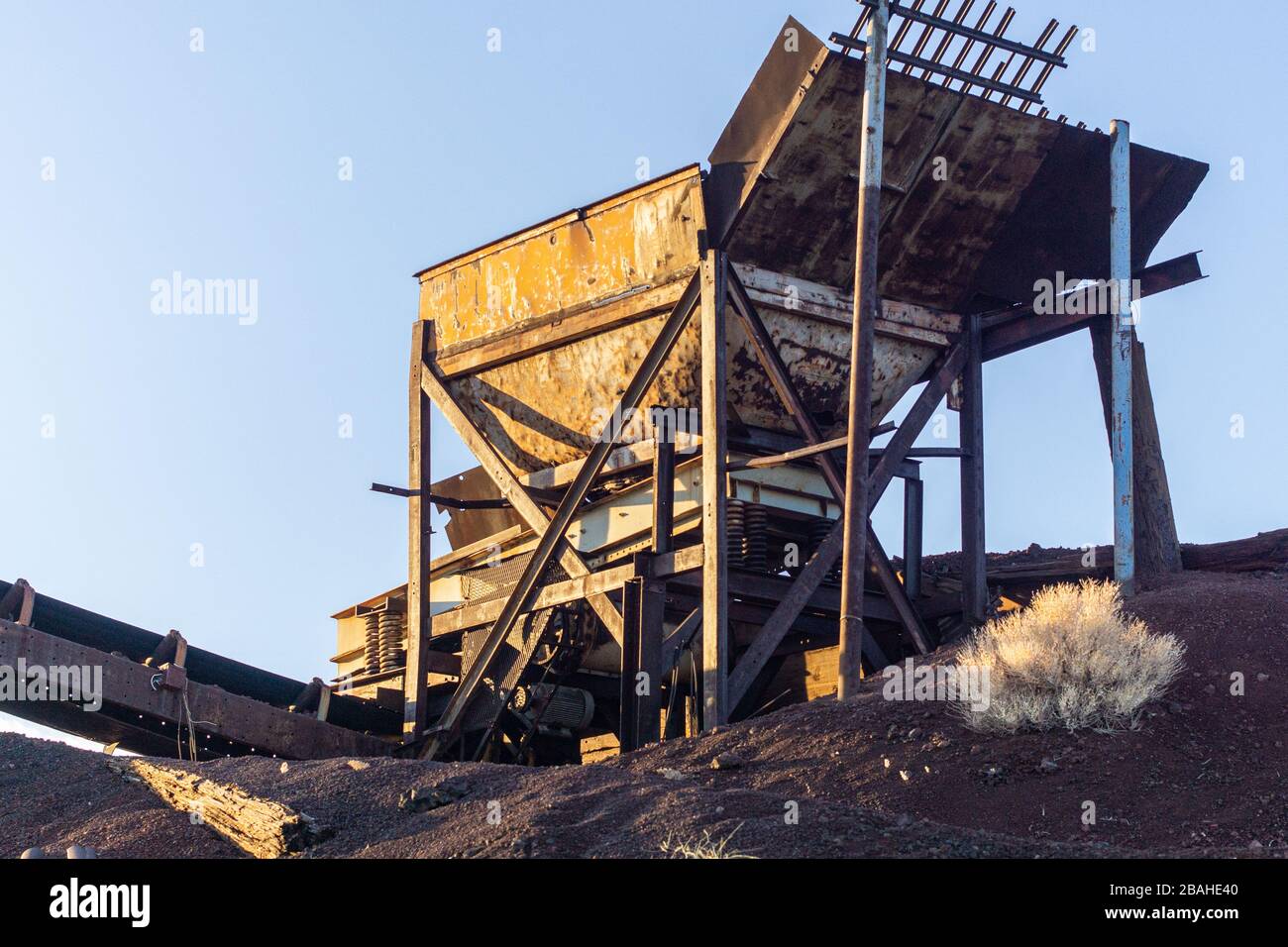 Attrezzature minerarie abbandonate nei deserti della California Foto Stock