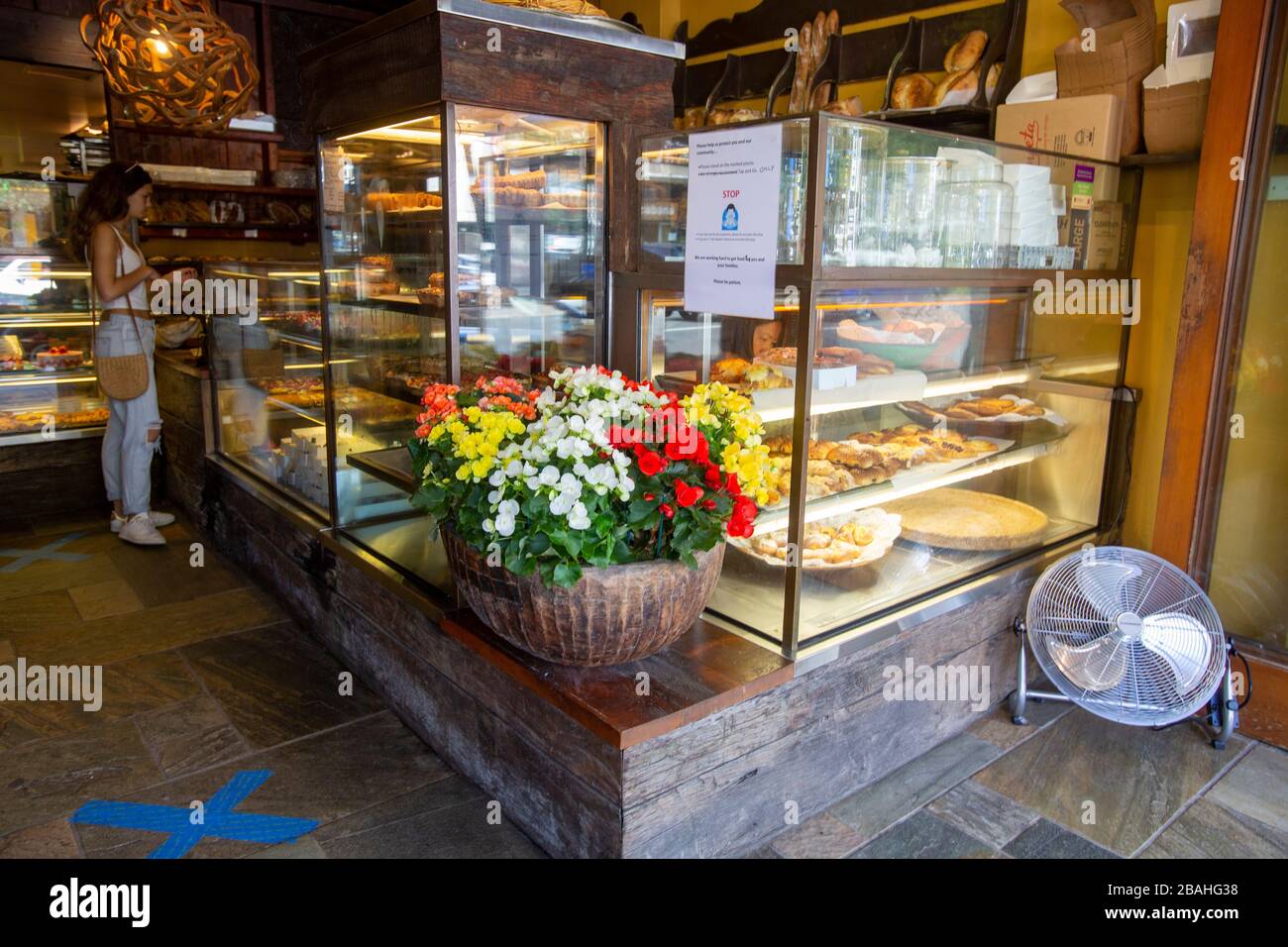 Sydney, Australia. Sabato 28 Marzo 2020. Panetteria di Sydney che utilizza croci blu sul pavimento per aiutare i clienti a mantenere un requisito di distanza sociale di 1.5 metri. Credit Martin Berry/Alamy Live News Foto Stock