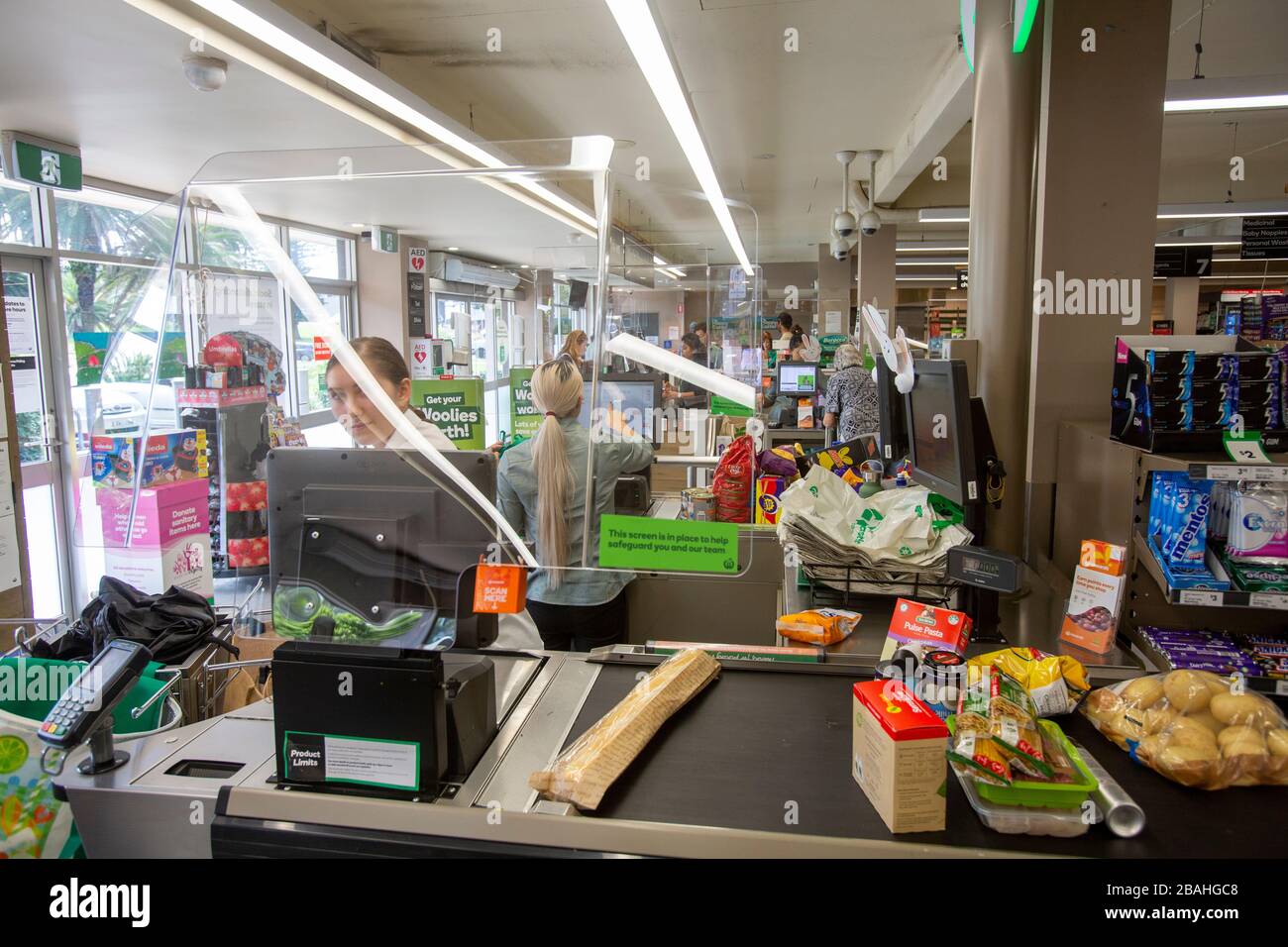 Sydney, Australia. Sabato 28 Marzo 2020. Woolworths supermercati sta installando l'installazione di schermi di protezione a checkout a livello nazionale per proteggere il suo personale dal Coronavirus. Credit Martin Berry/Alamy Live News Foto Stock
