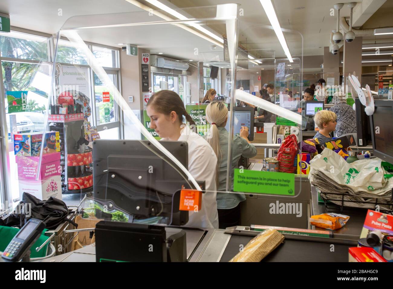 Sydney, Australia. Sabato 28 Marzo 2020. Woolworths supermercati sta installando l'installazione di schermi di protezione a checkout a livello nazionale per proteggere il suo personale dal Coronavirus. Credit Martin Berry/Alamy Live News Foto Stock