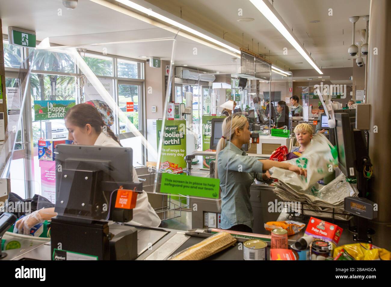 Sydney, Australia. Sabato 28 Marzo 2020. Woolworths supermercati sta installando l'installazione di schermi di protezione a checkout a livello nazionale per proteggere il suo personale dal Coronavirus. Credit Martin Berry/Alamy Live News Foto Stock