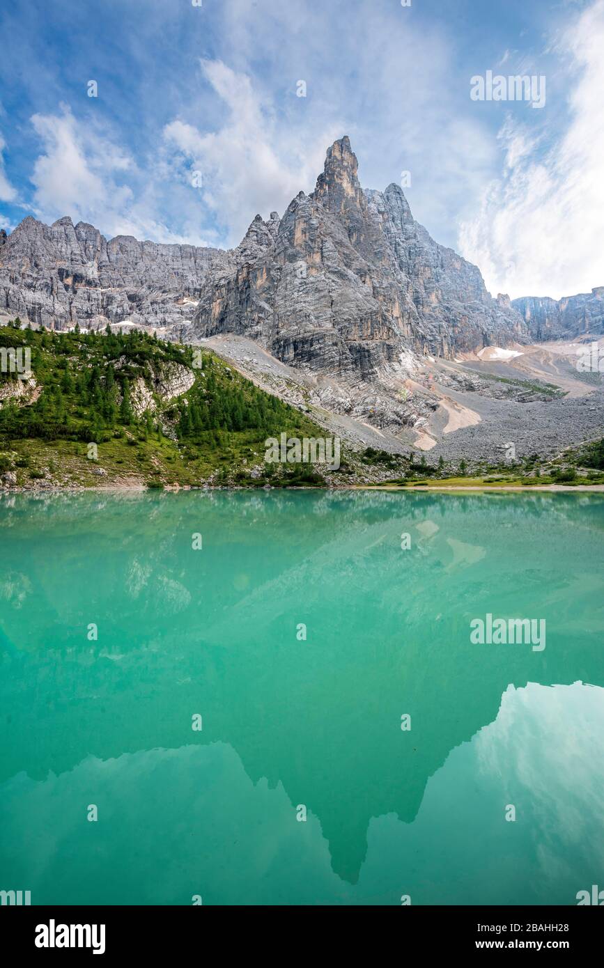 Lago di Sorapis verde turchese, Lago di Sorapis con riflessi e cima di montagna Diso di Dio, Dolomiti, Belluno, Italia Foto Stock