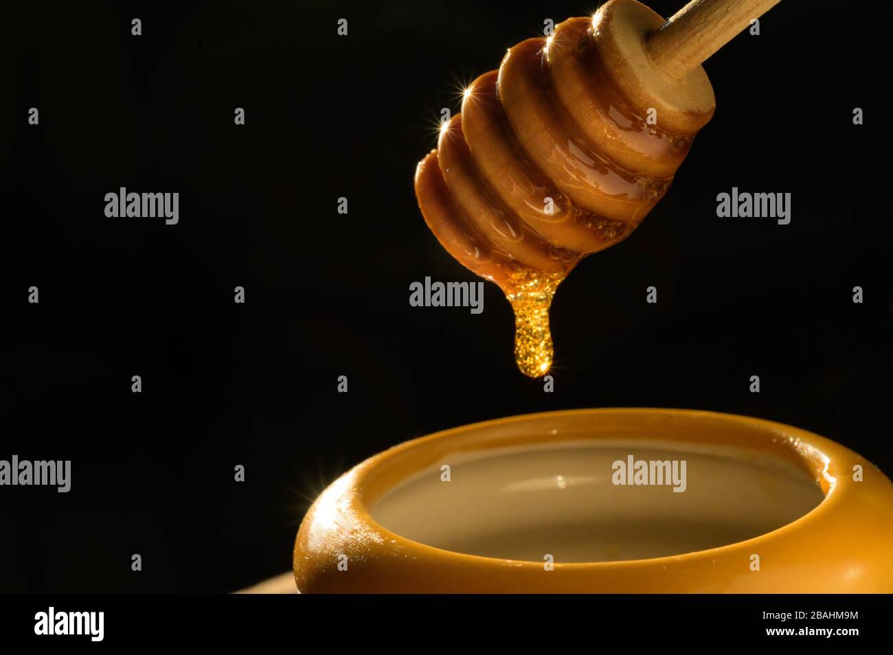 Tasty Dripping Miele Pot Photography - Low Key food images - High-quality food photos - Product photography Foto Stock