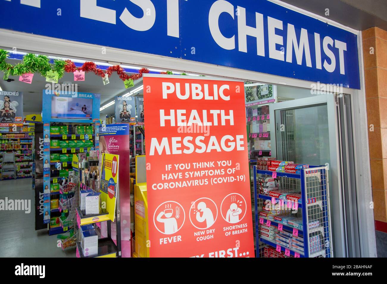 Sydney, Australia. Sabato 28 Marzo 2020. Messaggio di salute pubblica visualizzato all'ingresso di un chimico di Sydney che consiglia ai clienti di non entrare se si sentono malati o se trasportano il virus. Credit Martin Berry/Alamy Live News Foto Stock