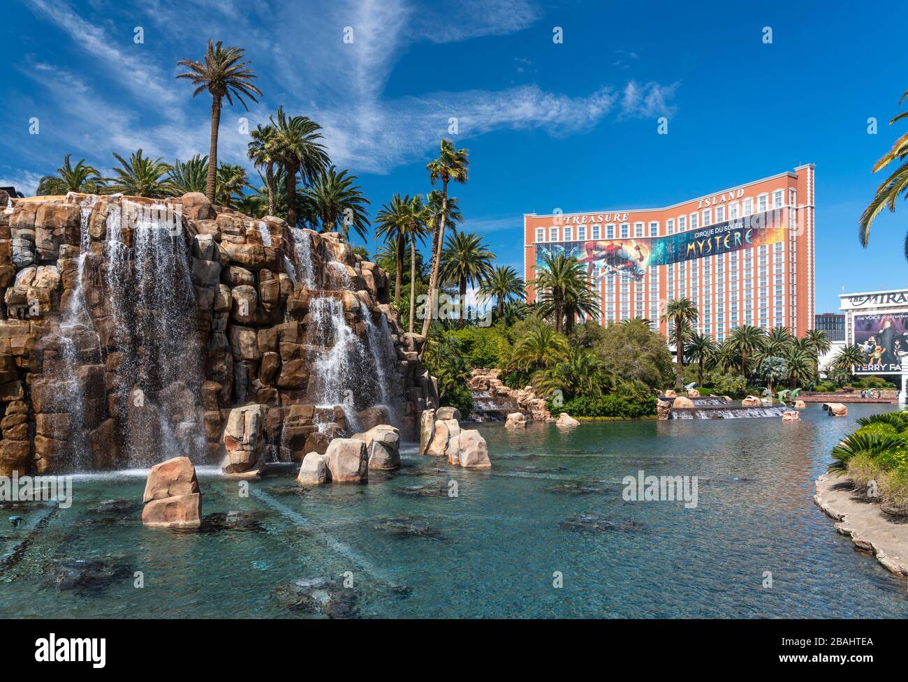 Il Mirage Lagoon e il Treasure Island Hotel and Casino lungo la Strip a Las Vegas, Nevada, Stati Uniti. Foto Stock