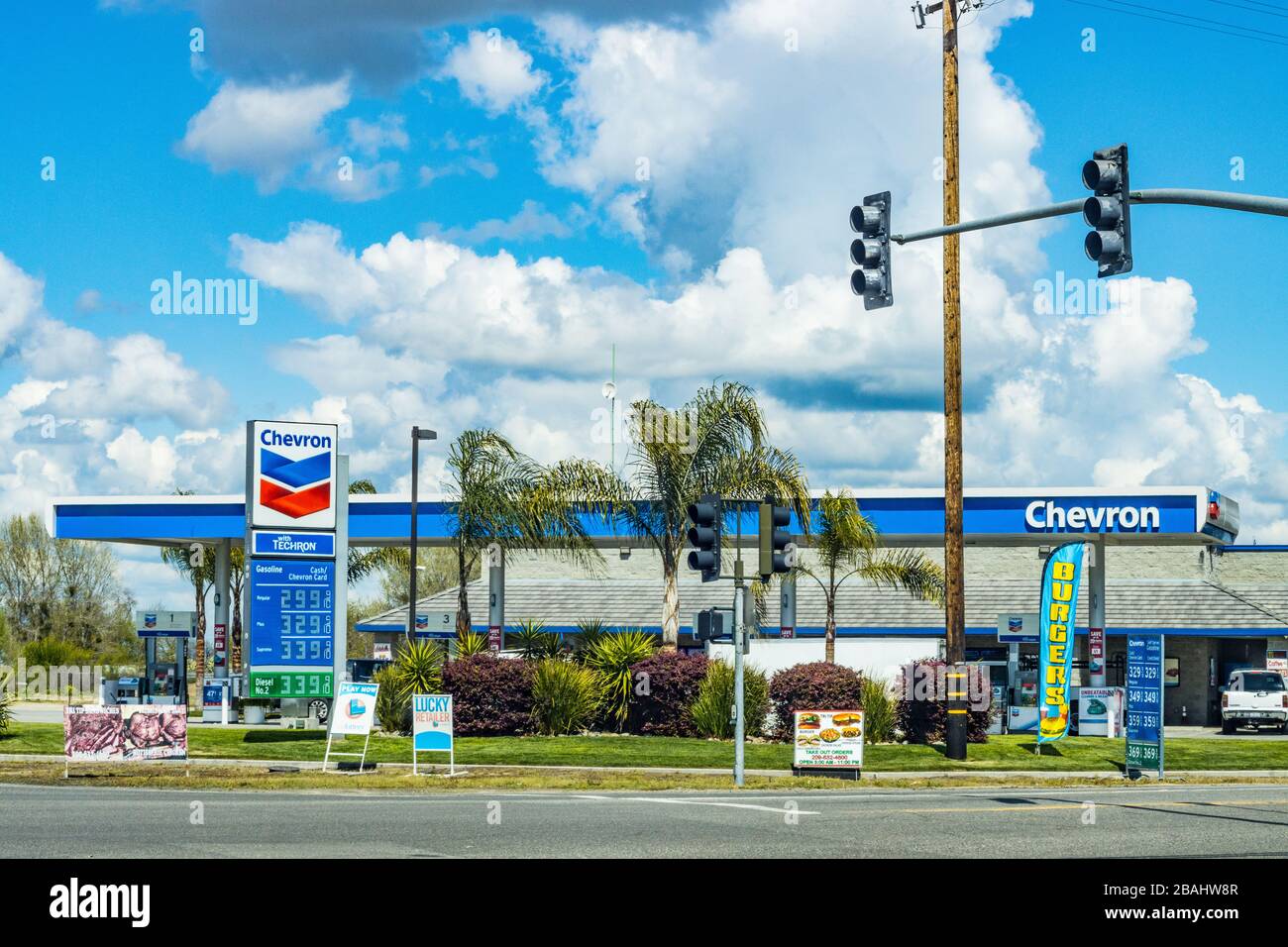 Una stazione di Chevron che serve cibo caldo fresco, liquori e altri prodotti per prendere fuori appena fuori Turlock California sull'autostrada 165 Lander Ave Foto Stock