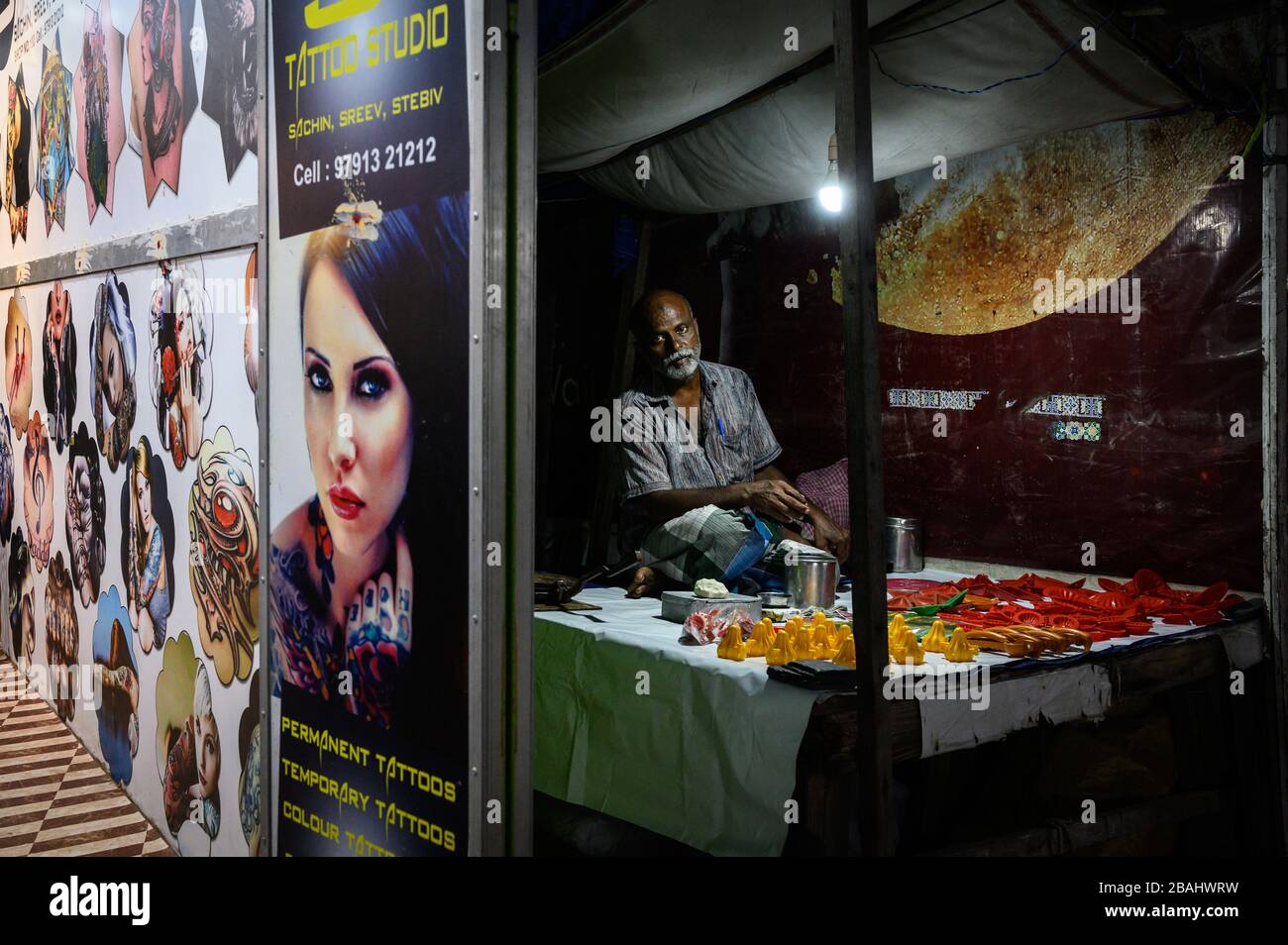 Venditore al suo stallo vicino a Marina Beach, Chennai, India Foto Stock