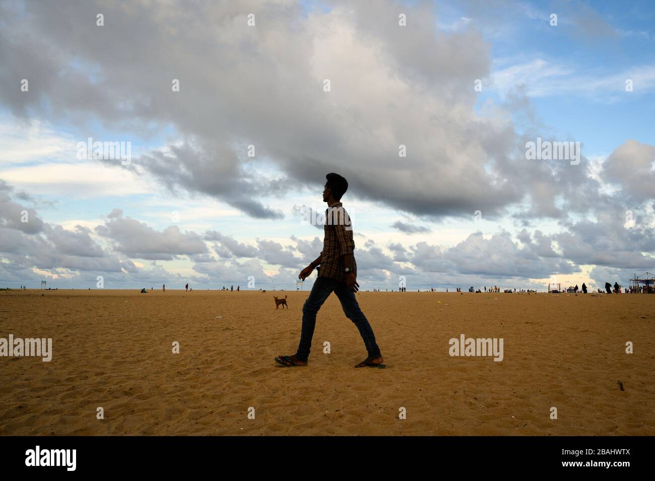 Un uomo che cammina da solo su Marina Beach, Chennai, India Foto Stock