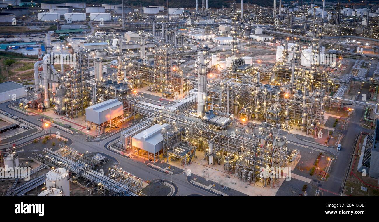Vista aerea dello stabilimento di raffineria di petrolio al crepuscolo, l'industria petrolchimica è importante per l'economia globale. Foto Stock