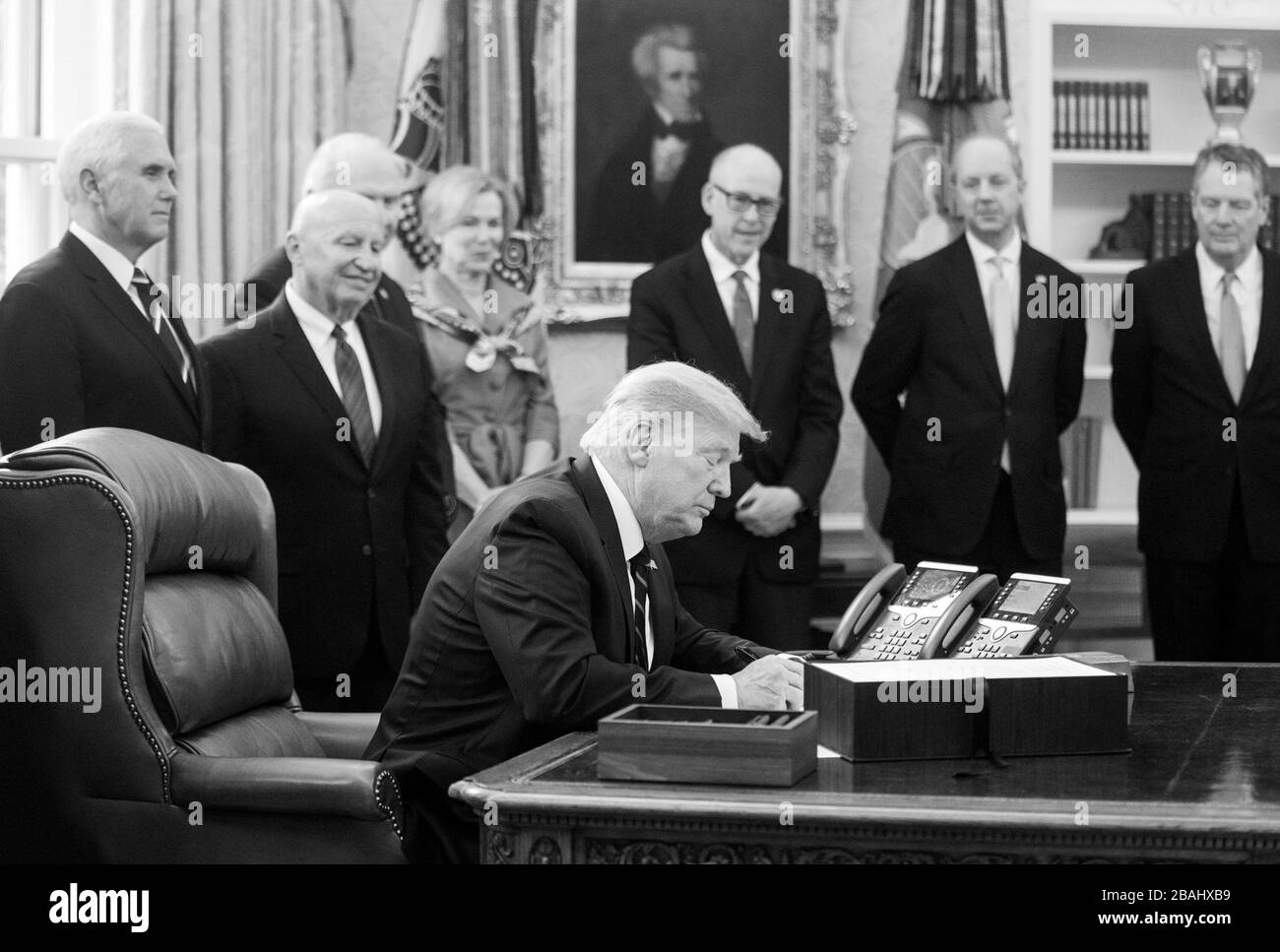 Washington, Stati Uniti d'America. 27 marzo 2020. Il presidente Donald J. Trump firma il "Coronavirus Aid, Relief, and Economic Security (CARES) Act", un progetto di legge di assistenza d’emergenza da 2.2 trilioni di dollari in risposta alla pandemia di coronavirus venerdì 27 marzo 2020, presso l’Ufficio ovale della Casa Bianca. Persone: Presidente Donald J. Trump Credit: Storms Media Group/Alamy Live News Foto Stock