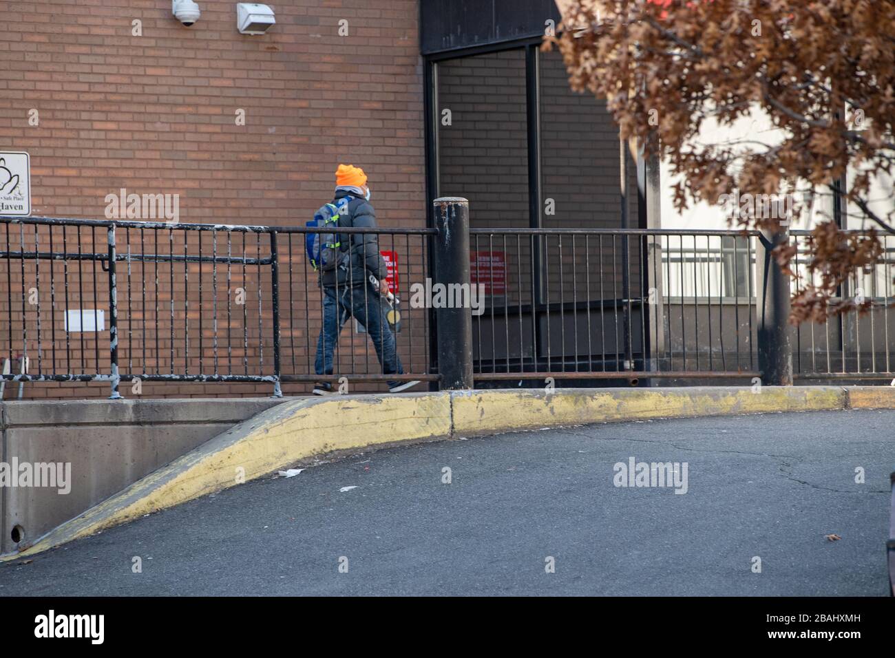 New York, Stati Uniti. 26 marzo 2020. Un uomo entra nella tenda di prova al di fuori dell'Elmhurst Hospital nel quartiere di Queens durante la pandemic.The focolaio COVID-19 a New York City ha rapidamente sopraffatto gli ospedali locali con i pazienti del coronavirus. Credit: SOPA Images Limited/Alamy Live News Foto Stock