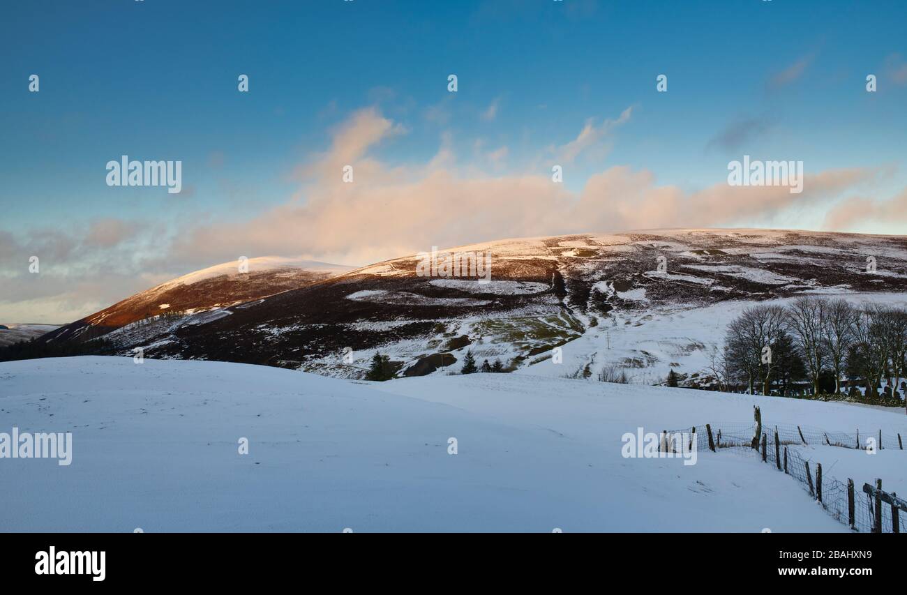 Lowther colline sulla neve guardando da Leadhills. Scotlands secondo villaggio più alto. Lanarkshire meridionale, Scozia. Panoramica Foto Stock