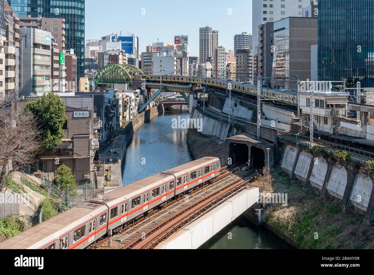 Treno a Tokyo vicino alla stazione di Ochanomizu Foto Stock