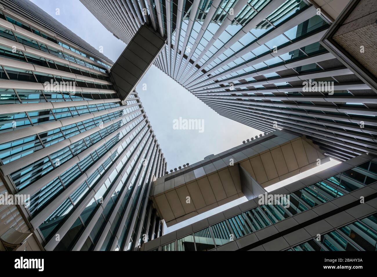 Edifici moderni contro il cielo blu Foto Stock