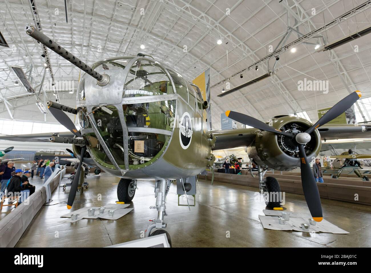 19 SETTEMBRE 2015, EVERETT, WA: Colpo d'angolo ampio del naso e motore sinistro su un bombardiere Mitchell B-25 USA. Foto Stock