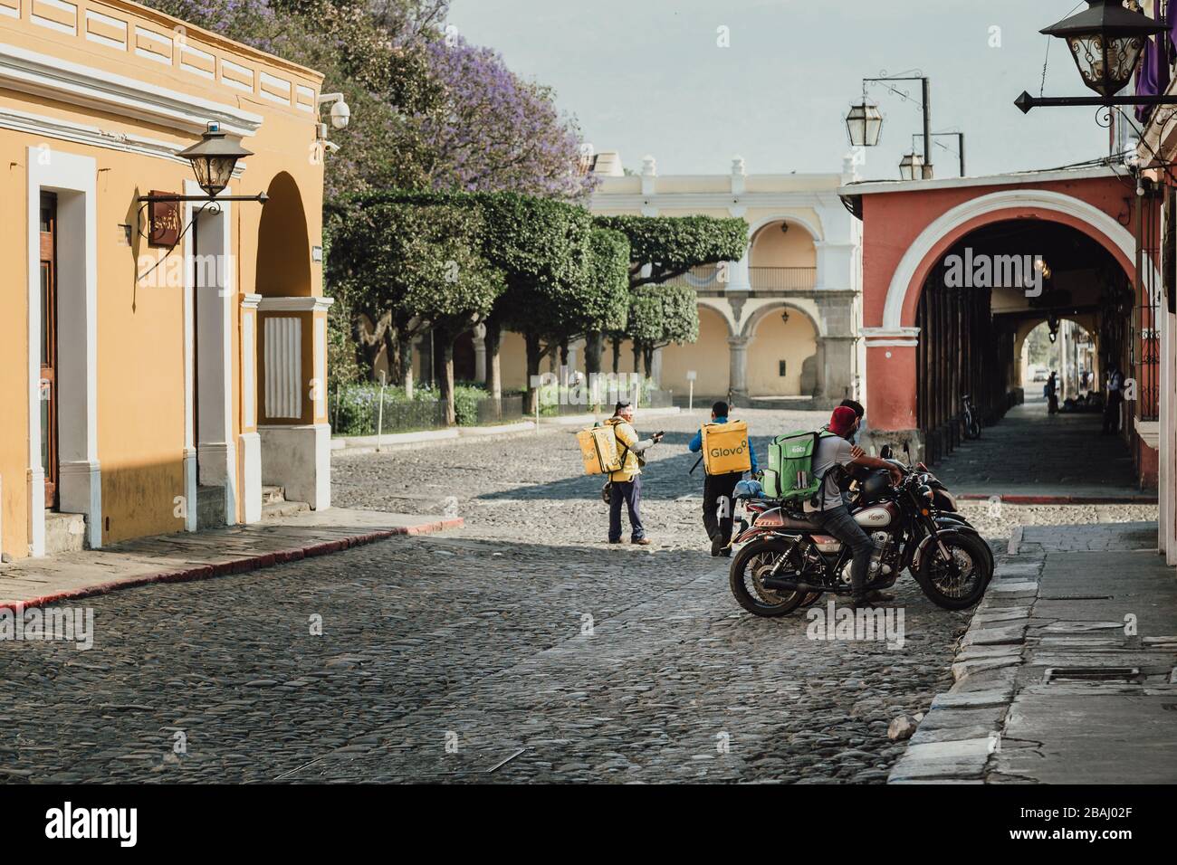 Strade vuote come coprifuoco inizia in Antigua Guatemala coloniale, una popolare destinazione turistica, le imprese chiuse a causa di coronavirus pandemic quarantena Foto Stock