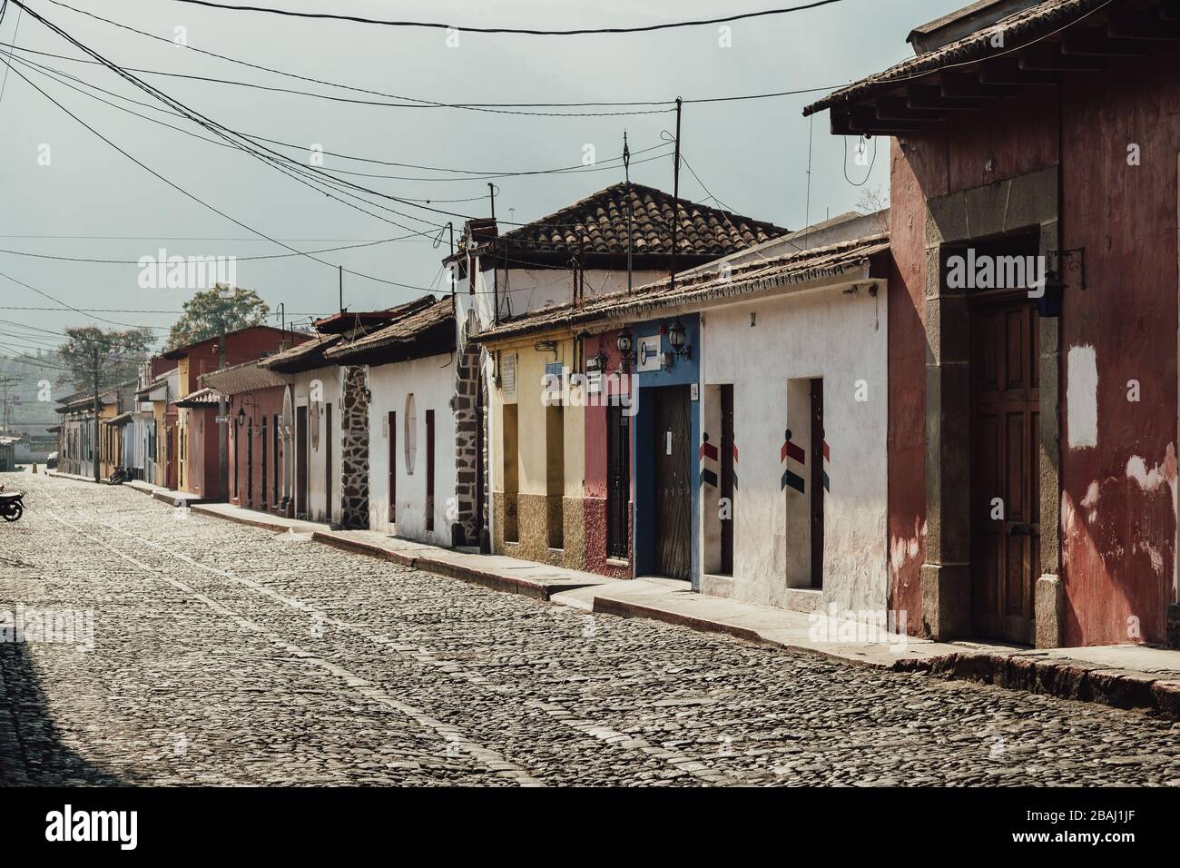 Strade vuote come coprifuoco inizia in Antigua Guatemala coloniale, una popolare destinazione turistica, le imprese chiuse a causa di coronavirus pandemic quarantena Foto Stock