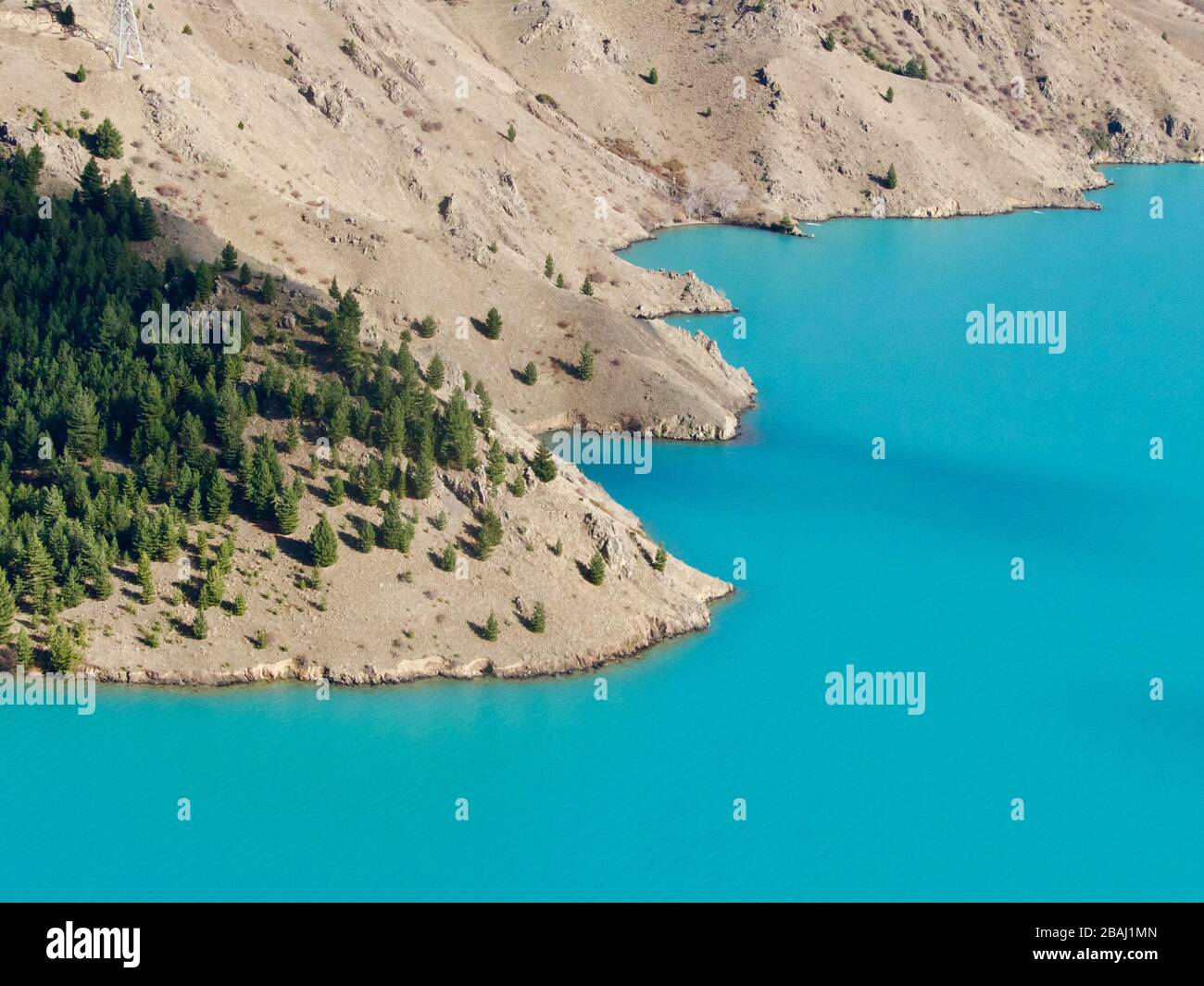 Vicino alla terra e all'acqua del lago Benmore, Nuova Zelanda Foto Stock