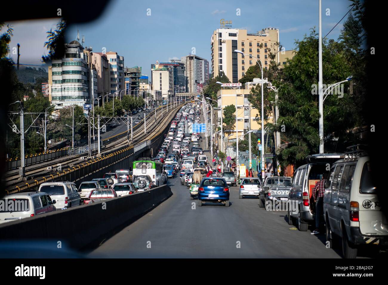 Addis Abeba, Etiopia. Paesaggio urbano di Addis Abeba con traffico vicino alle piste della metropolitana Foto Stock