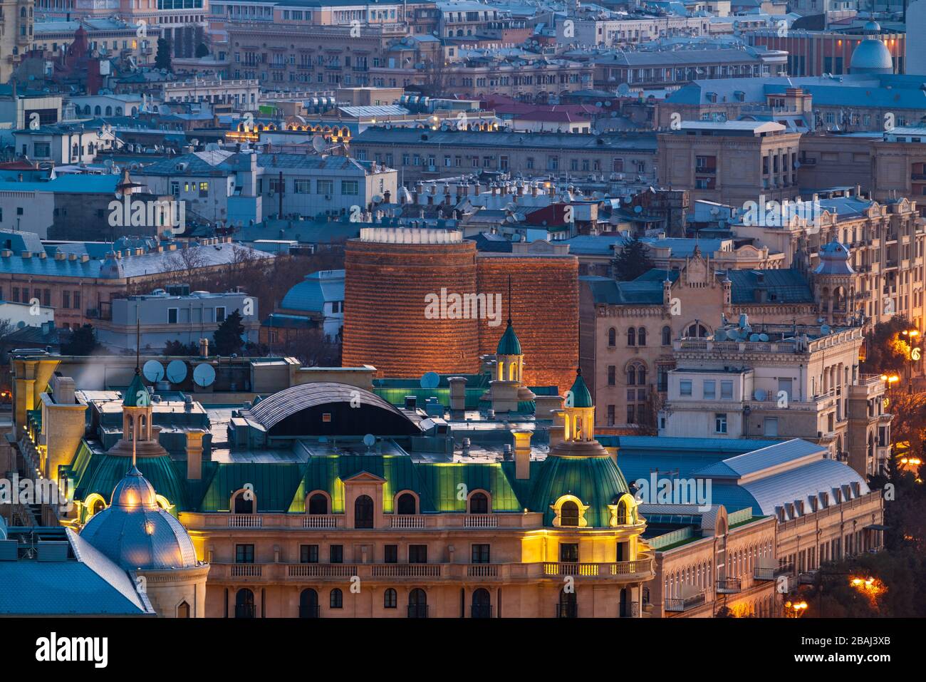 Vista della città di Baku all'alba Foto Stock