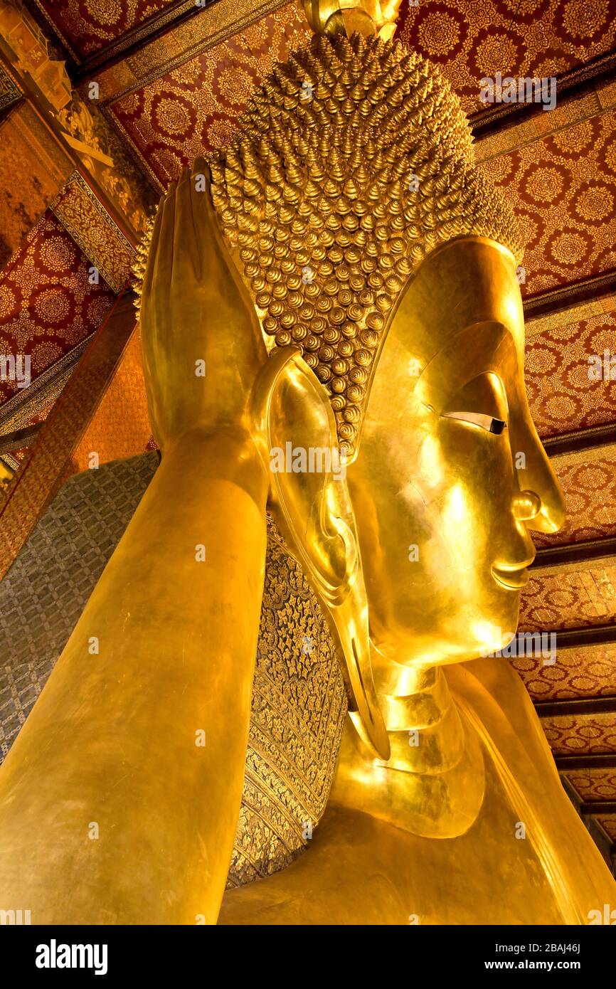 Buddha reclinato statua d'oro. Wat Pho, Bangkok, Thailandia Foto Stock