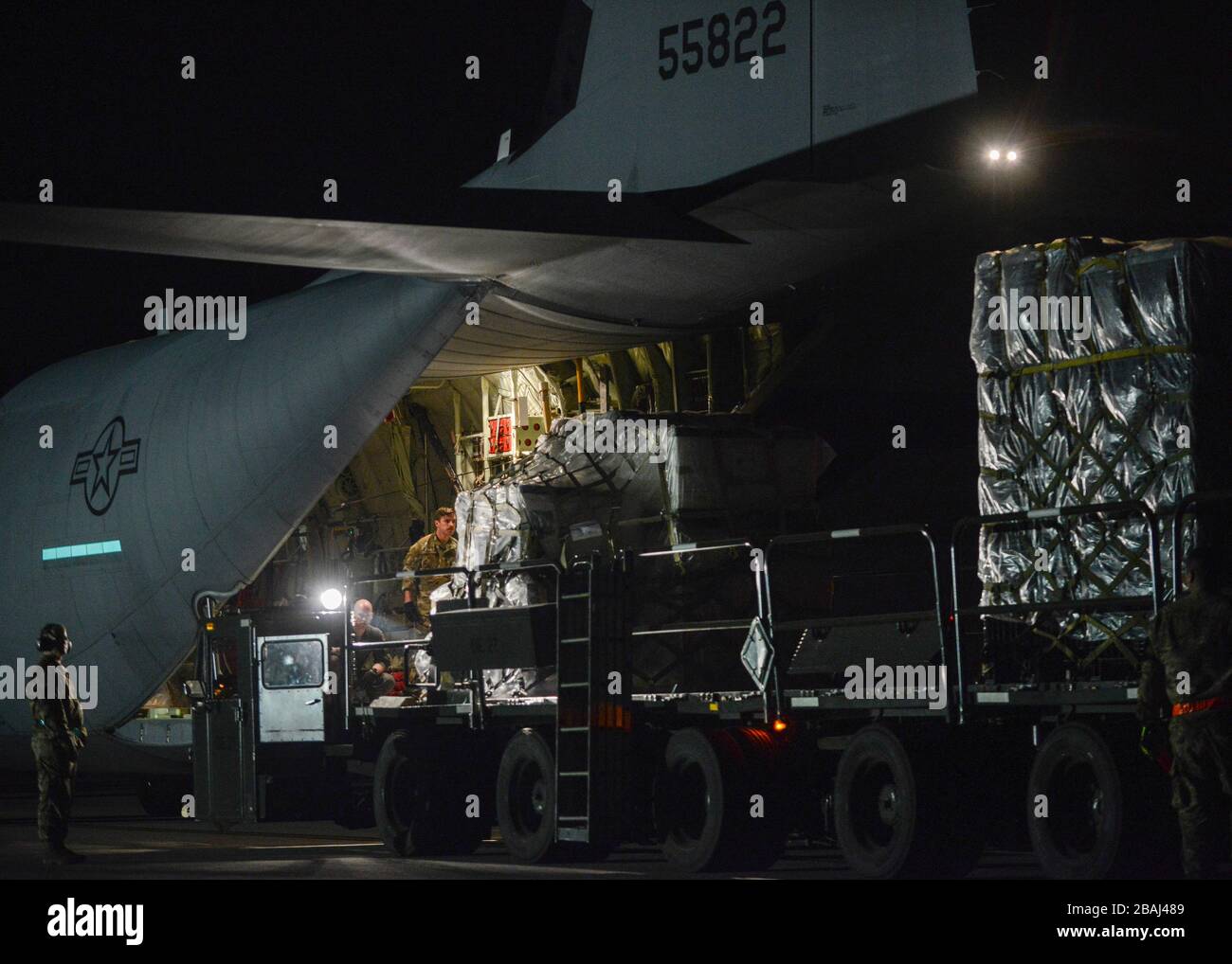 A C-130 Hercules staned out of Ramstein Air base, Germany consegna pallet di apparecchiature mediche ad Aviano Air base, Italia, 20 marzo 2020. (STATI UNITI Foto Air Force di Tech. SGT. Rebeccah Woodrow) Foto Stock