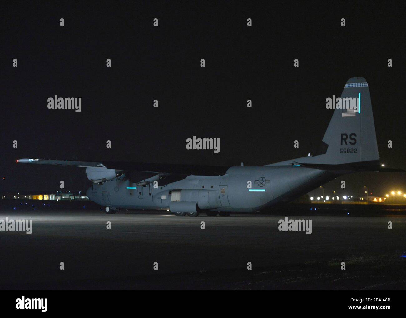 A C-130 Hercules staned out of Ramstein Air base, Germany consegna pallet di apparecchiature mediche ad Aviano Air base, Italia, 20 marzo 2020. (STATI UNITI Foto Air Force di Tech. SGT. Rebeccah Woodrow) Foto Stock