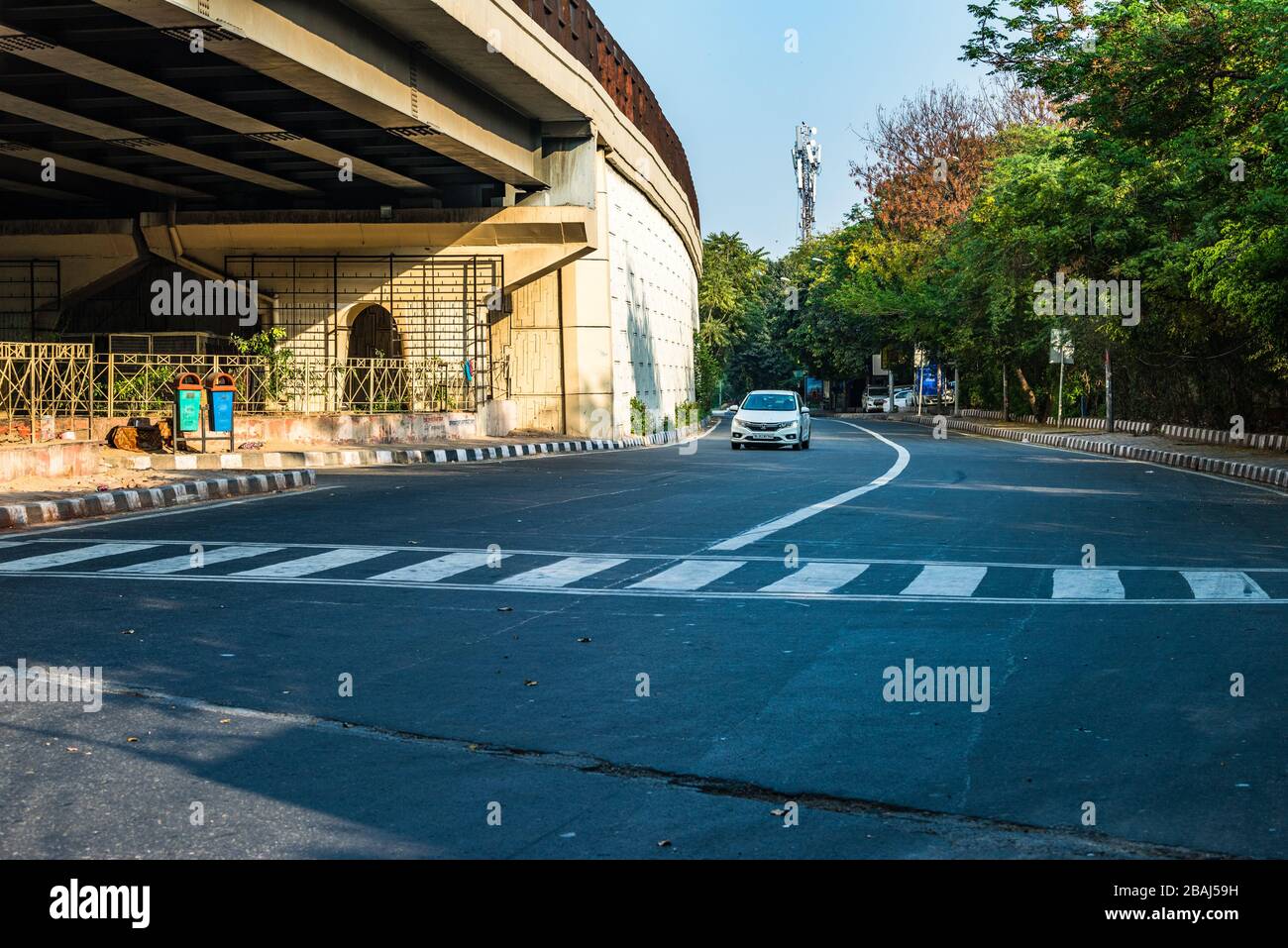 New Delhi, India. 22nd Mar 2020. Una vista sulla strada vicino alla stazione della metropolitana di RK Puram, Nuova Delhi dopo aver chiamato coprifuoco cittadino per prevenire pandemic romanzo corona Foto Stock