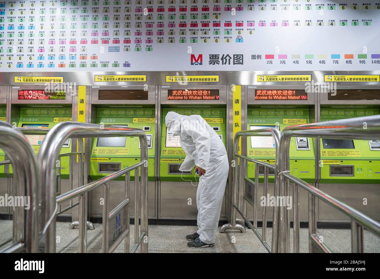 (200328) -- WUHAN, 28 marzo 2020 (Xinhua) -- UN passeggero acquista un biglietto da un distributore automatico di biglietti presso la stazione della metropolitana della stazione ferroviaria di Wuchang a Wuhan, provincia di Hubei della Cina centrale, 28 marzo 2020. Sei linee della metropolitana a Wuhan hanno ripreso a funzionare a partire da sabato, un nuovo segno che la vita sta gradualmente tornando alla normalità nella città più colpita. I passeggeri sono tenuti a eseguire la scansione del codice QR per la registrazione del nome reale e a effettuare i controlli della temperatura prima di prendere la metropolitana. Ogni treno è dotato di un membro dell'equipaggio di sicurezza per aiutare a guidare e servire i passeggeri. (Xinhua/Cai Yang) Foto Stock
