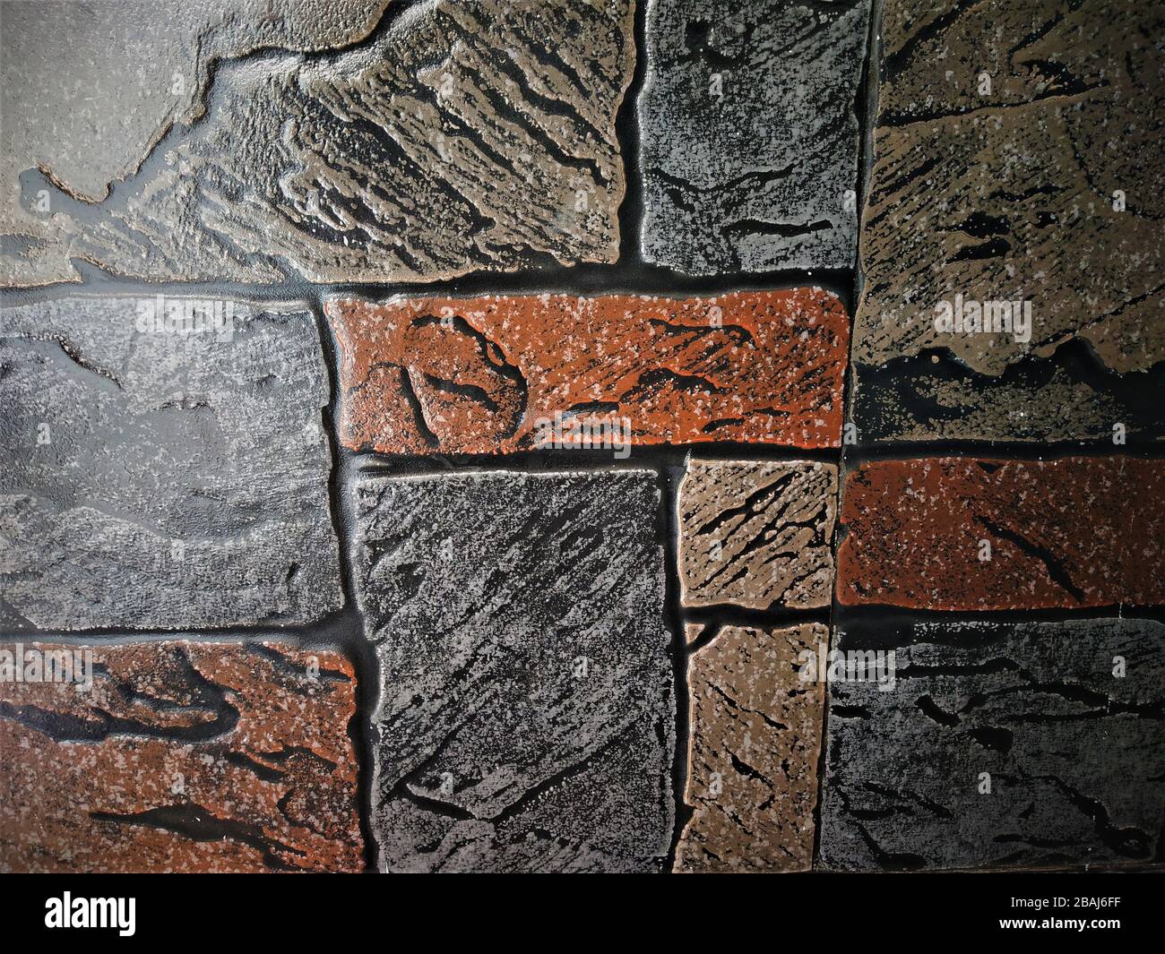 Impressionante motivo di parete di finitura ruvida della pietra nei colori grigio, marrone e beige, India Foto Stock